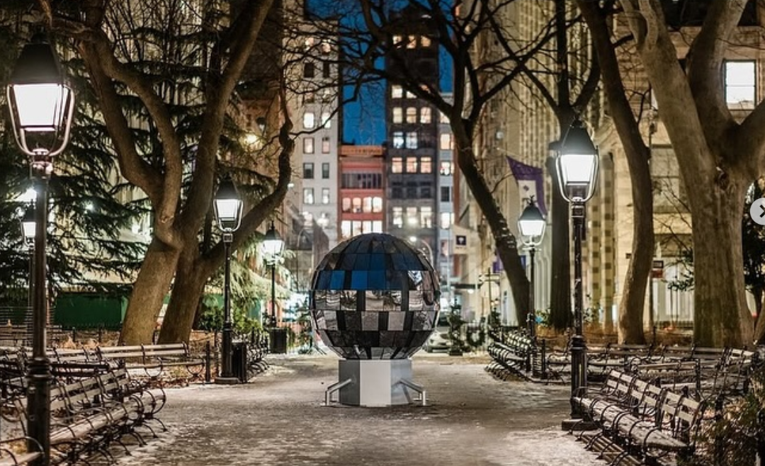 bola de discoteca en Washington Square Park